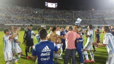 Los jugadores se quedaron festejando después del partido en el mítico estadio uruguayo.