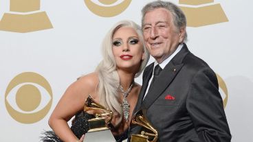 Lady Gaga y Tony Bennett, juntos, posando con sus premios.