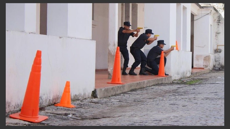 Con réplicas de armas de fuego, se practica movimientos en una situación de disparos.