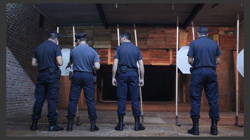 Luego de cada práctica, el profesor les indica los errores y las virtudes.