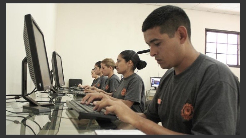 A los futuros policías se les enseña a usar las herramientas básicas de una computadora.