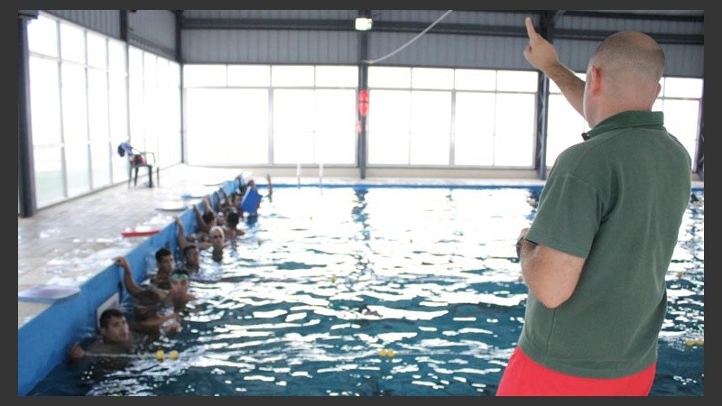 A los futuros policías se les exigen buena movilidad en el agua.
