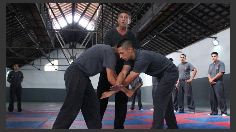 Contacto físico. Dos jóvenes practican defensa personal.