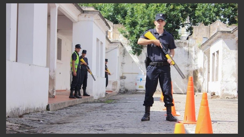 Los alumnos simulan un operativo policial.