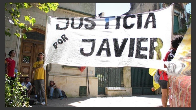 Una pancarta pidiendo justicia por Javier Barquilla.