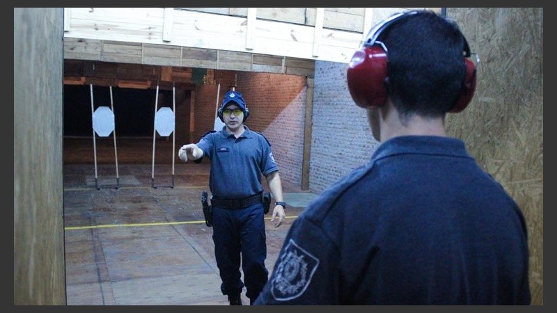 Antes de salir a la calle los cadetes deben disparar al menos 50 veces en el Polígono de la escuela.