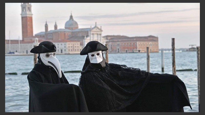 Los canales de agua en Venecia y el carnaval atraen al turismo de todo el mundo.