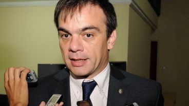 Lewis enojado con la postura del PRO.