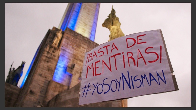 Con un cielo gris y el Monumento de fondo, este cartel pide justicia.