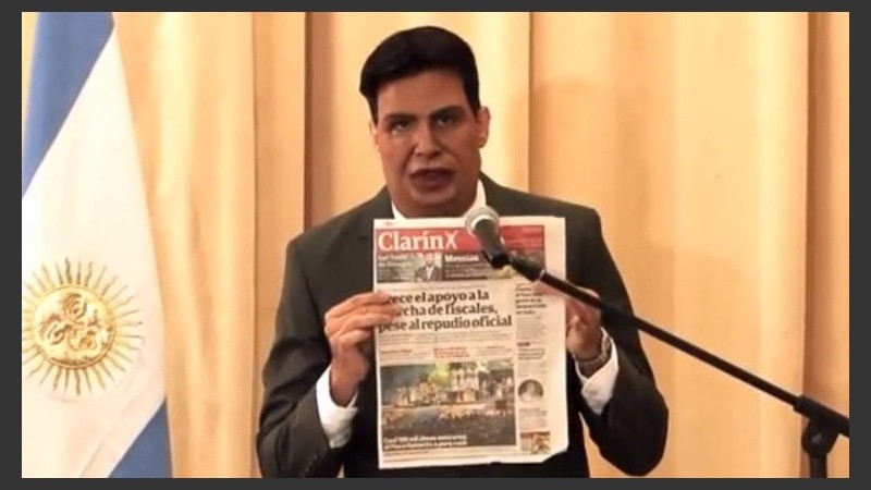 La parodia de Capitanich también rompió el diario Clarín.