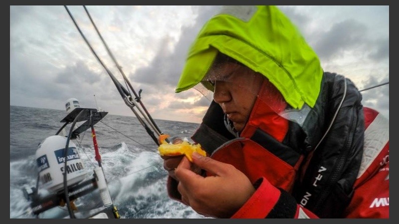 Un participante se alimenta como puede en el mar abierto.