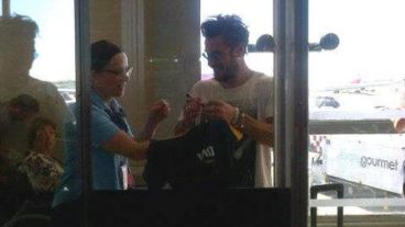Osvaldo llegó a Ezeiza y ya empezó a firmar camisetas de Boca.