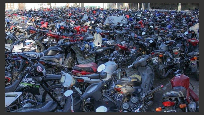 Son miles los autos y motos que no se reclaman en el corralón. 