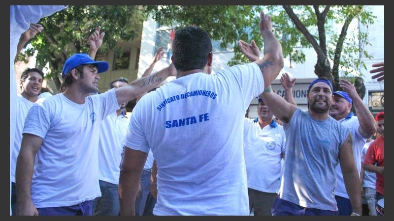Ruidosa movilización de camioneros en el centro rosarino este jueves por la mañana.