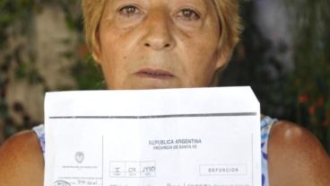Stella Maris con el certificado que dice que está muerta.