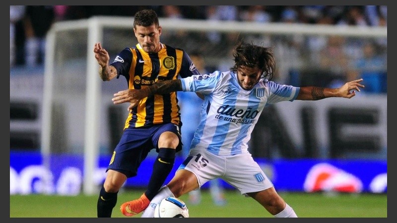 Fernández y Videla disputan el balón en el Cilindro. 