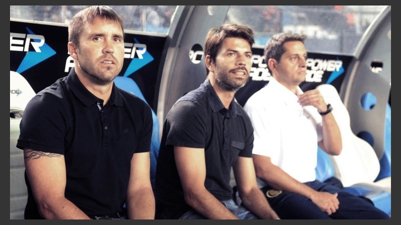 Coudet y su ayudante Garcé en el estreno ante Racing. 