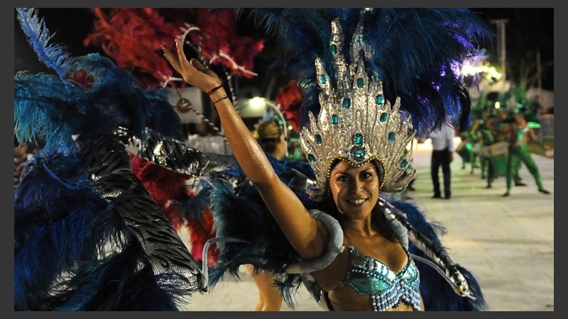 Desde las 17, el carnaval se vive en Rosario: festejos en los barrios, bailes, desfile de comparsas en el corsódromo y shows en el Anfiteatro. Más info abajo