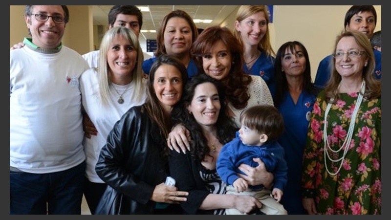 La presidenta junto a su nuera, su cuñada y el pequeño Néstor Iván.