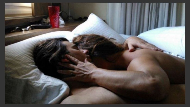 Nancy e Ignacio abrazados en la cama. ¿No es fino?
