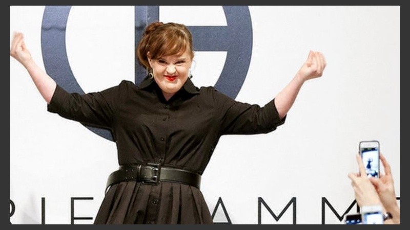 Brewer mostró un vestido negro ceñido al cuerpo de la diseñadora Carrie Hammer.