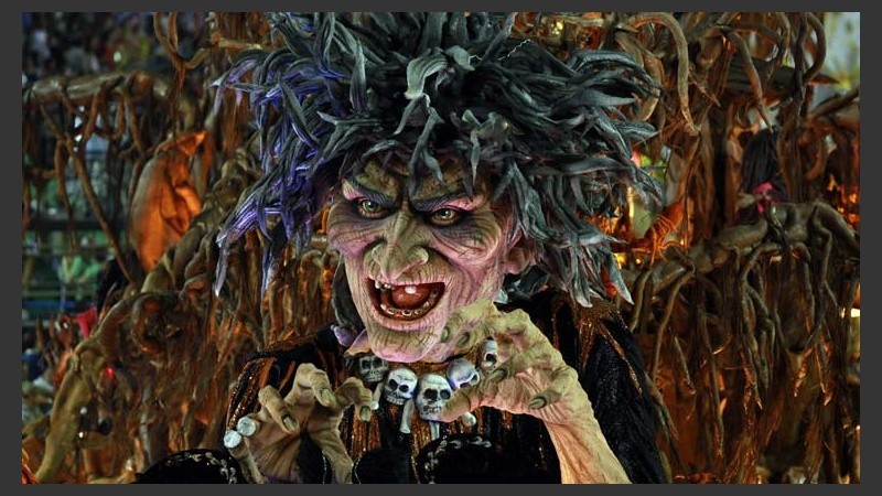 Carrozas gigantes pasaron estos días por el sambódromo de Río.