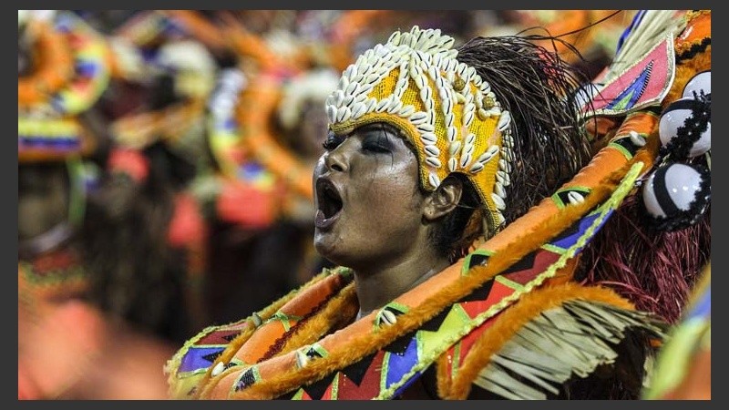 Una mujer a puro grito en su recorrido por el desfile.
