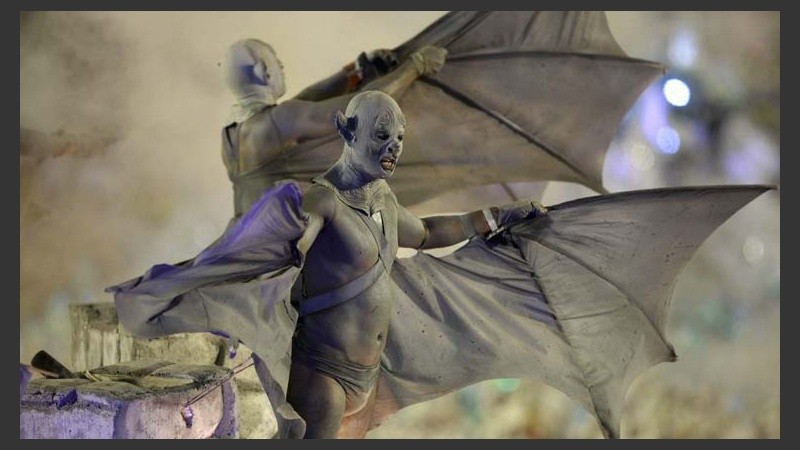 Hombres murciélagos presentes en el carnaval más famoso del mundo.