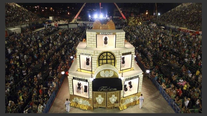 Una carroza de vidrieras de moda de alta costura.