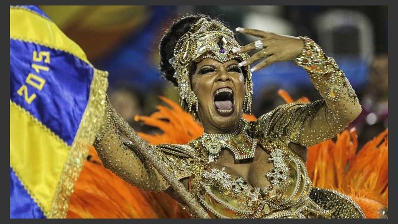 Pura felicidad de esta mujer mostrando su talento en la pista.