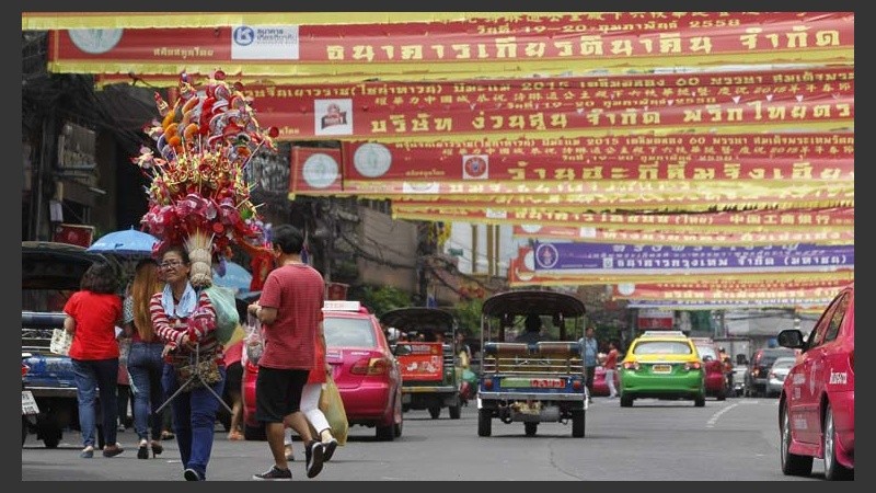 Tailandeses caminan por una calle decorada en la víspera de la celebración. Comienza el año 4713 según el calendario chino.