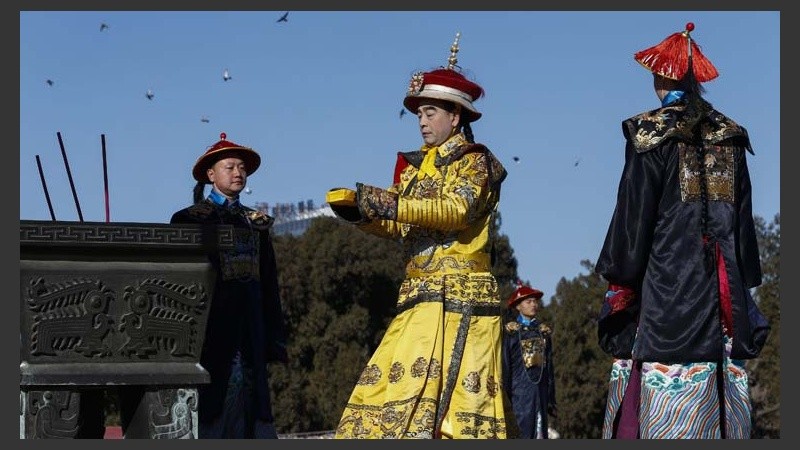 Artistas representando al emperador y a la guardia imperial en una escena del ritual de sacrificio en el Templo de la Tierra en Pekín.