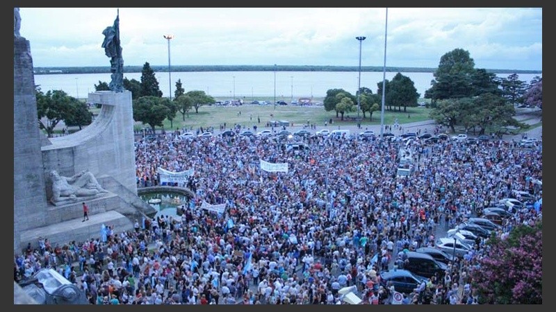 Gran cantidad de gente se acercó al Monumento este miércoles.