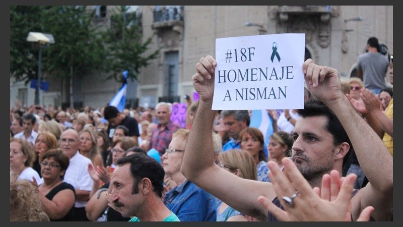 Desde las 18, la gente se congregó en el lugar símbolo de Rosario.
