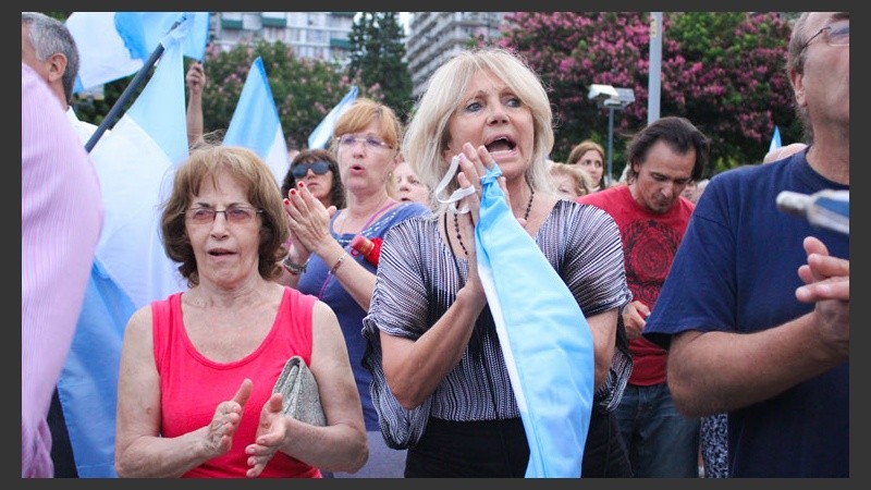 Aplausos luego de cantar el himno.