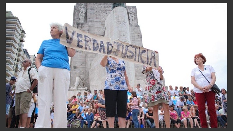 Mucha gente en el Monumento pidió justicia por la muerte de Nisman.