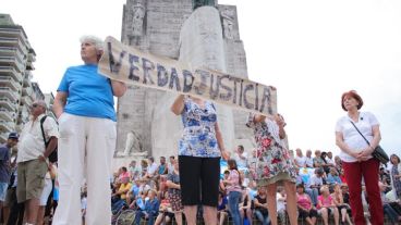 Mucha gente en el Monumento pidió justicia por la muerte de Nisman.