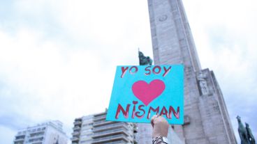 Un corazón en una cartel, muestra de solidaridad con el Fiscal fallecido.