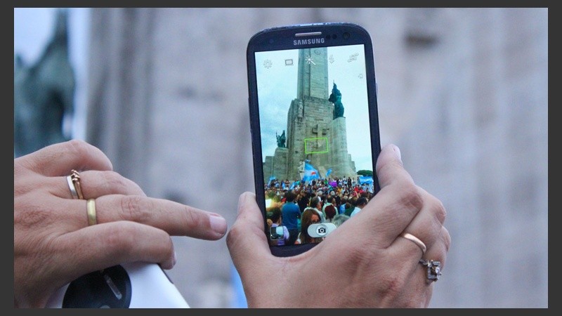 Una mujer saca una foto para el recuerdo con su celular.