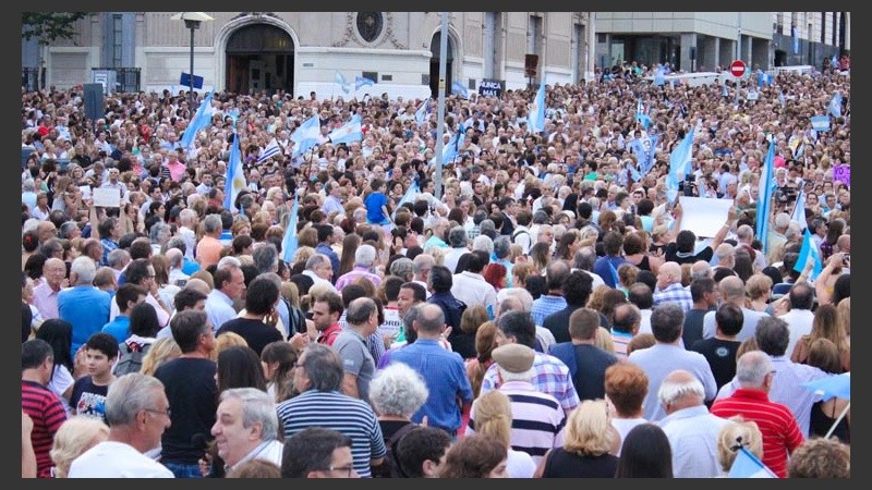Una multitud frente al Concejo Municipal.