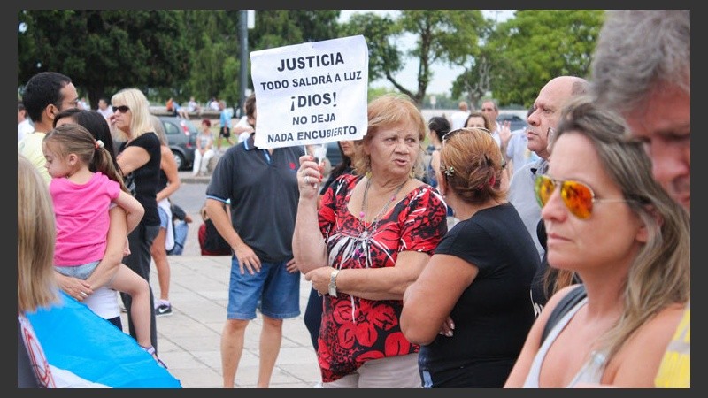 Una mujer creyente que hace alusión a Dios.