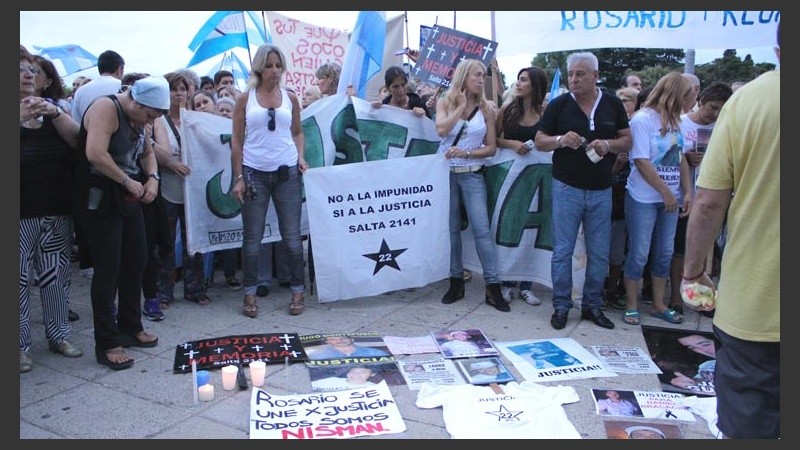 Familiares de las víctimas de Salta 2141 y de la inseguridad, se hicieron presentes.