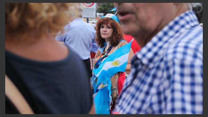 Durante toda la tarde/noche varias personas aprovecharon para vender banderas celeste y blanca.