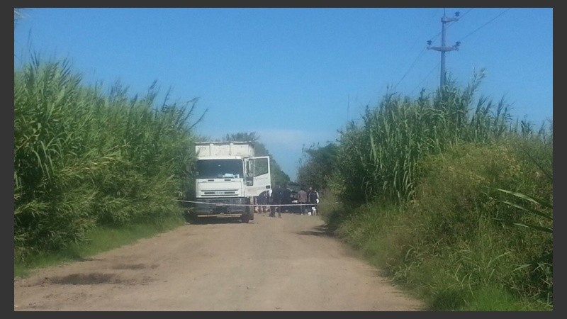 La zona donde fue encontrado el auto con los cadáveres ya estaba vallada por la policìa. 