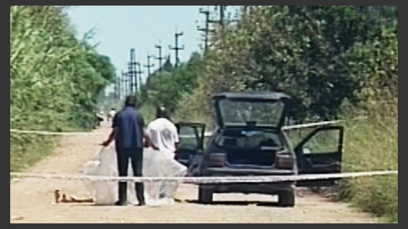 La zona donde fue encontrado el auto con los cadáveres ya estaba vallada por la policìa. 