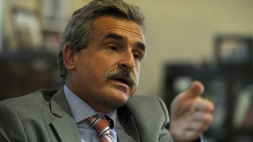 Tras el escándalo, el ministro Rossi pasó a retiro al director de Arsenales del Ejército, coronel Hugo Víctor Meola.