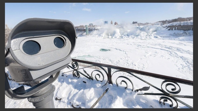 Un espectáculo natural: las cataratas del Niágara se congelaron por el intenso frío.