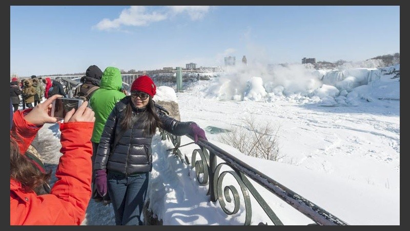 Los turistas aprovechan para sacarse fotos con un paisaje poco habitual.