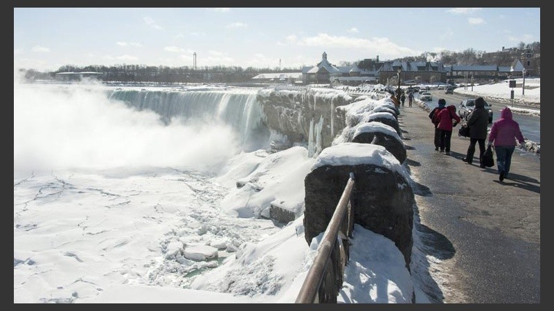 Es la segunda vez en esta temporada de invierno que las cataratas sufren este proceso de congelamiento en gran parte del caudal de agua.