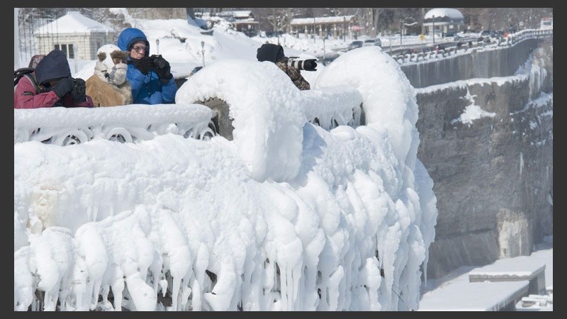 El hielo acumulado en las barandas refleja el frío intenso de los últimos días.